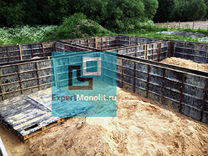 vozvedenie opalubki fundamenta dlya stroitelstva monolitnogo kottedga photo2