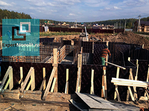 vozvedenie cokolnogo etaga dlya stroitelsvta elitnogo doma