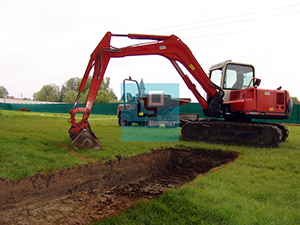 rite ekskavatorom na uchastke