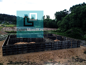 vozvedenie opalubki fundamenta dlya stroitelstva monolitnogo kottedga photo1